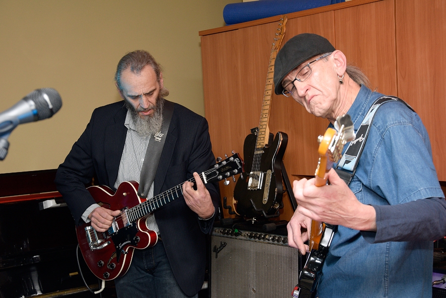 Vietējās leģendas – ģitāristi Juris Ārents un un Valdis Ozols – demonstrēja lielisku tehniku roka klasikas melodijās.
Autors: Ivars Bogdanovs