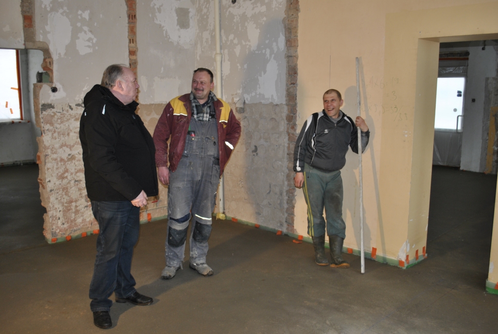 Būvniecības darbus īsteno Baldones novadā reģistrēts uzņēmums SIA «ProfBuilder».
 Ģimenes ārsta, aptiekas un pasta nodaļas bloka ieejas mezgla pārbūve ēkas pirmajā stāvā izmaksās 81,600 tūkstošus eiro ar PVN;
novada domes ēkas piebūve un ar to saistītās izmaksas veido 1 miljonu 42 tūkstošus eiro.
Autors: Māris Krūmiņš