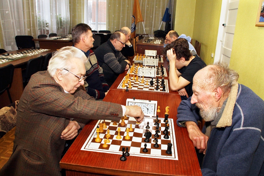 Uzvarētājs Ivars Smilga (no kreisās) spēlē ar Jāni Straģi no Bauskas.
Autors: Uldis Varnevičs