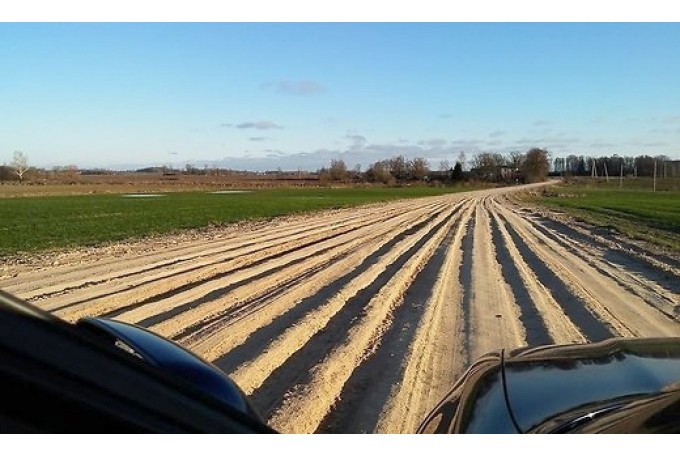 Dāliņi–Strēlnieki – kartupeļu laukam līdzīgais ceļš pērnā gada nogalē. Pa valstij piederošajiem grantsceļiem vidējais braukšanas ātrums reti kur pārsniedz 30 kilometru stundā.
Autors: no «Bauskas Dzīves» arhīva
