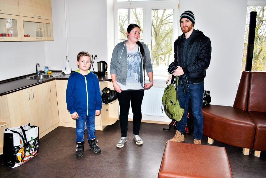 Programmas «Erasmus+» brīvprātīgie Reno Garza un Stefānija Šmite atvadās no sava jaunā Bauskas drauga Roberta Daģa.
Autors: Vilnis Auzāns