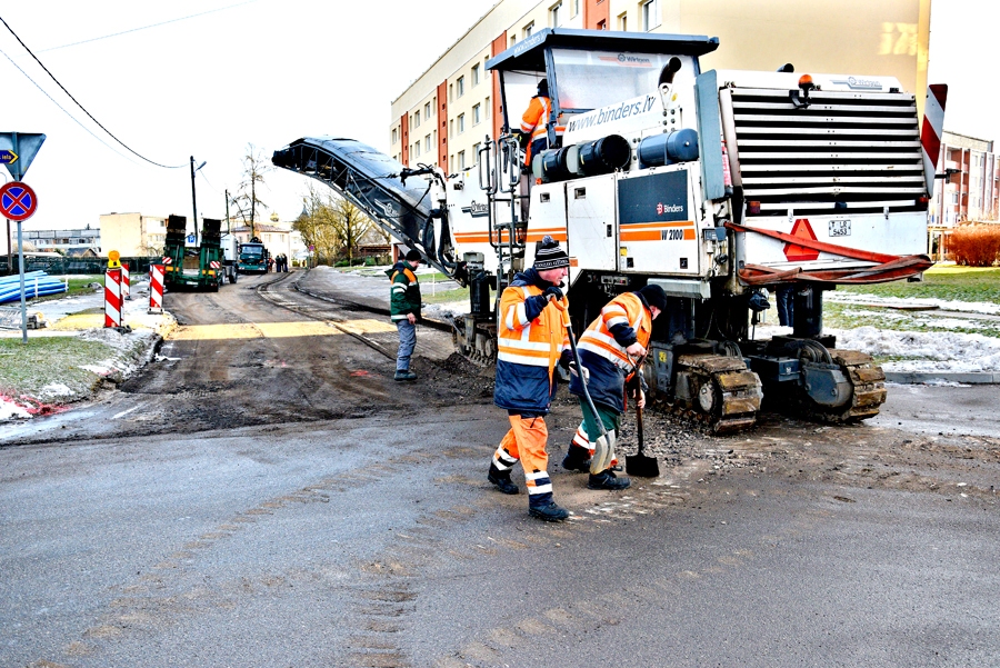 Skolas ielas pārbūve Iecavā janvāra beigās sākta, SIA «Binders» darbiniekiem nofrēzējot vecā asfalta kārtu atsevišķos posmos.
Autors: Ivars Bogdanovs