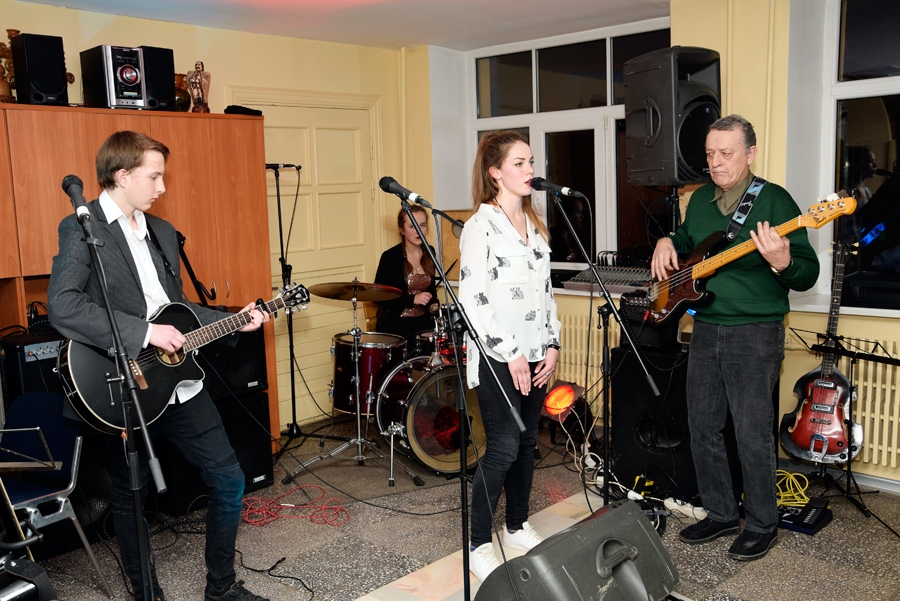 Rundāles jauniešu Roberta Šmita (no kreisās), Anastasijas Strautnieces un Elizabetes Saltās pirmo uzstāšanos atbalstīja skolotājs Valdis Berezins.
Autors:  Ivars Bogdanovs