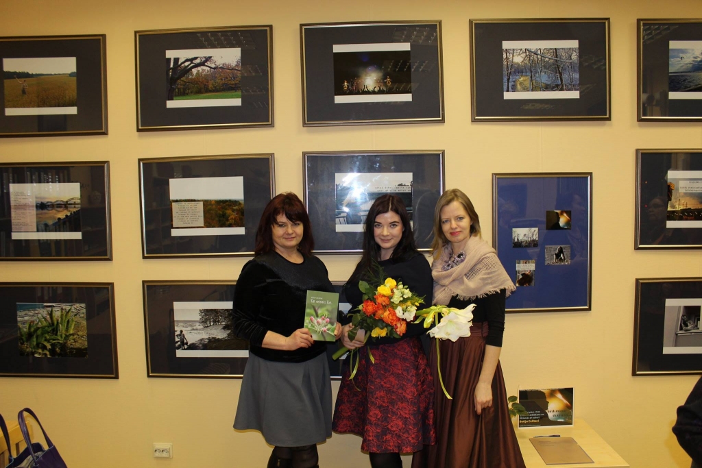 Bibliotēkā kopš pagājušās nedēļas var apskatīt Iecavas jaunietes Betijas Celitanes (vidū) izstādi «Sirdsmiera skaļrunis» – jaunās autores pašas saskaņotus fotoattēlus un dzejas rindas. Izstāde bibliotēkā norit sadarbībā ar biedrību «RaDam».
Autors: facebook.com