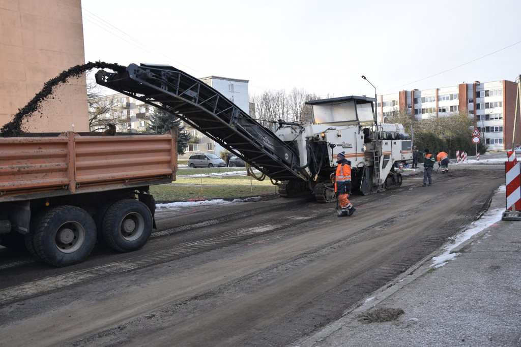 Skolas ielas pārbūve janvāra beigās sākta, SIA «Binders» darbiniekiem nofrēzējot vecā asfalta kārtu atsevišķos posmos.
Autors: Ivars Bogdanovs