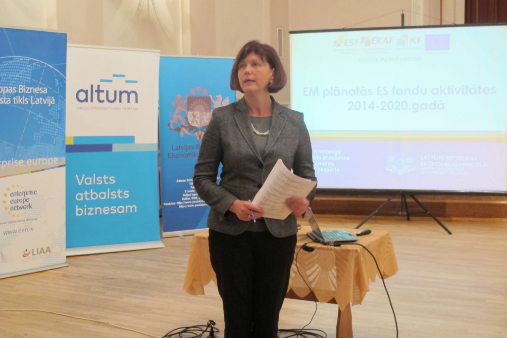 Bauskas novada attīstības un plānošanas nodaļas vadītāja Ilze Tijone iepazīstinās ar pārrobežu sadarbības projektu «VIA Adriatica VIA Baltica». 
Autors: bauska.lv