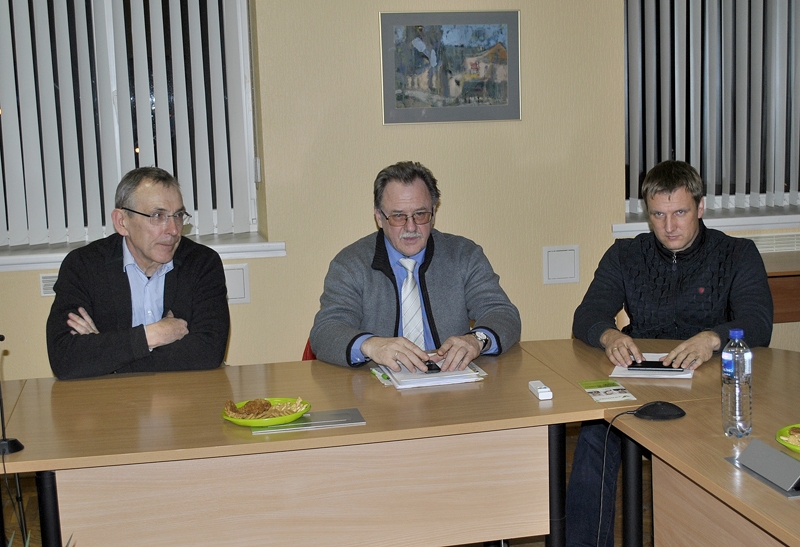 Partijas «Vienotība» valdes priekšsēdētājs Andris Piebalgs (no kreisās) sarunā ar Bauskas nodaļas biedriem Uldi Kolužu un Lauri Ropāju. Par telpu īri novada domes ēkā partija samaksāja atbilstīgi noteiktajam cenrādim 17,21 eiro. 
Autors: Vilnis Auzāns