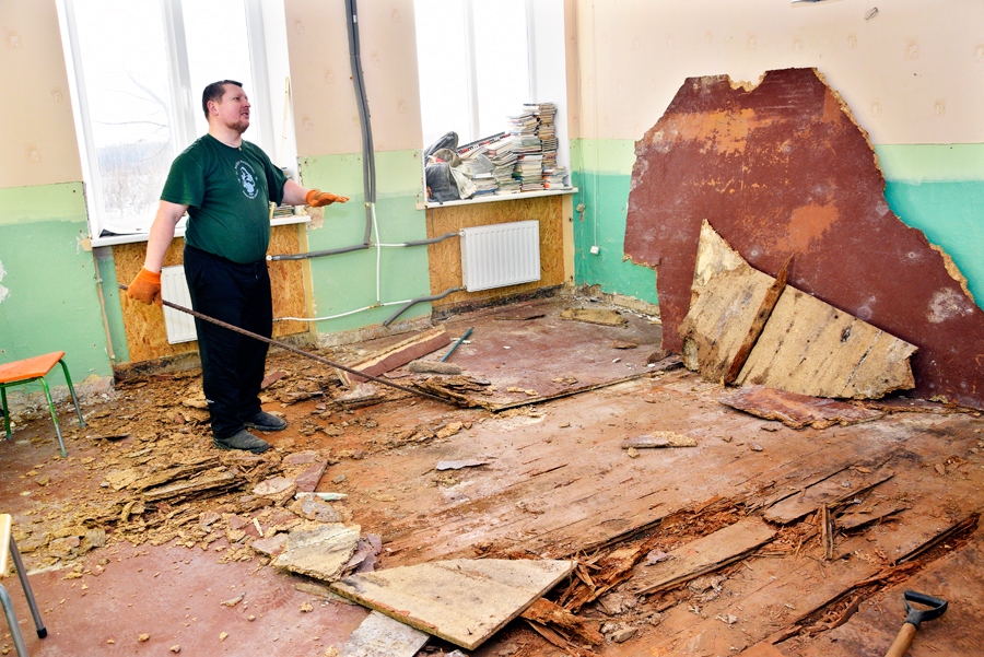 Katoļu priesteris Andžejs Keziks piedalās Bārbeles pamatskolas ēkas sagatavošanā remontam.
Autors: Ivars Bogdanovs