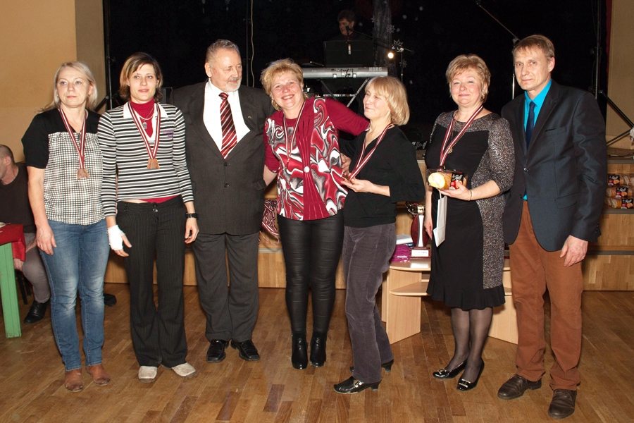 Bauskas sieviešu komanda ieguva trešo vietu turnīrā. Attēlā – kopā ar Kārli Greiškalnu, kādreizējo izglītības un zinātnes ministru un Imantu Silavu, sacensību organizatoru (no labās).
Autors: no organizatoru albuma