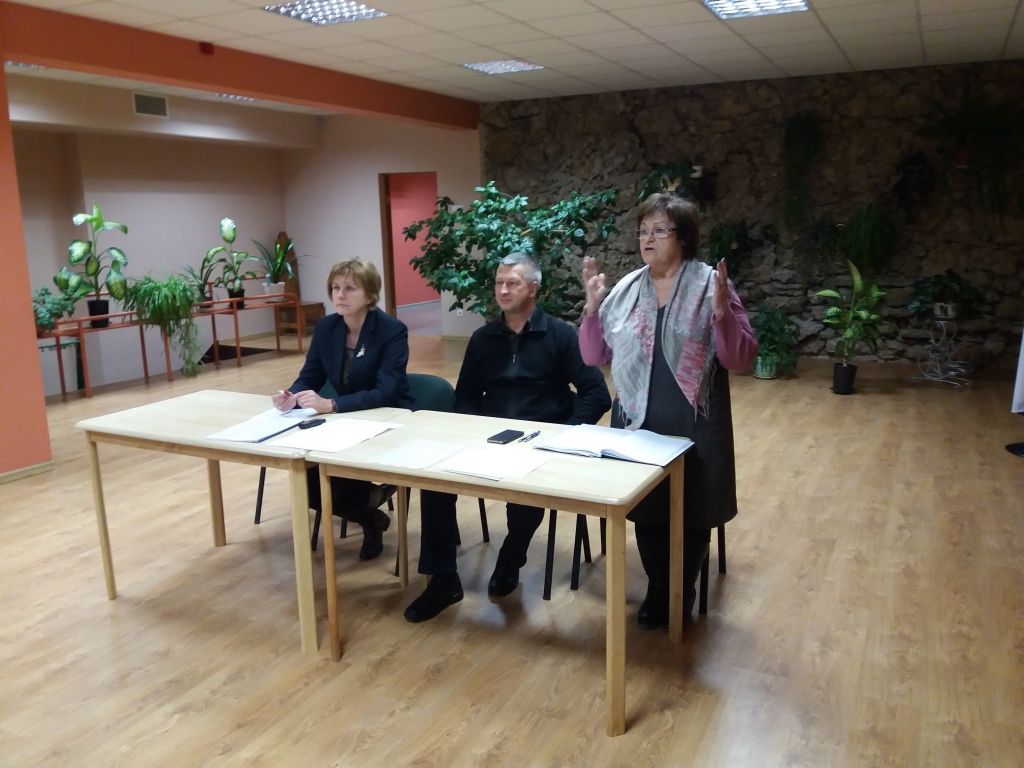 Pagasta ļaužu sniegto informāciju un ieteikumus reģistrēja pašvaldības lauku konsultante Anita Vismane, kas datus apkopo novada Uzņēmēju konsultatīvās padomes uzdevumā. Sanāksmē piedalījās Mežotnes pagasta pārvaldnieks Normunds Vāvers, ar kuru vietējie cilvēki sazinās ikdienā.
Autors: Antra Ērgle