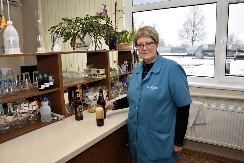 SIA «Bauskas alus» galvenā tehnoloģe Māra Sirmā atzīst, ka vislabāk viņai garšo tīrs ūdens. Alu viņa vēro un bauda tikai darbā. 

Autors: Ivars Bogdanovs