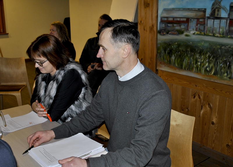 Bauskas novada Uzņēmējdarbības konsultatīvās padomes izbraukuma sēdi Ceraukstes pagasta atpūtas kompleksā «Rožmalas» vadīja padomes priekšsēdētājs Aivars Svarenieks un «Rožmalu» īpašnieku pārstāve Anita Dzelzkalēja. 
Autors: Vilnis Auzāns