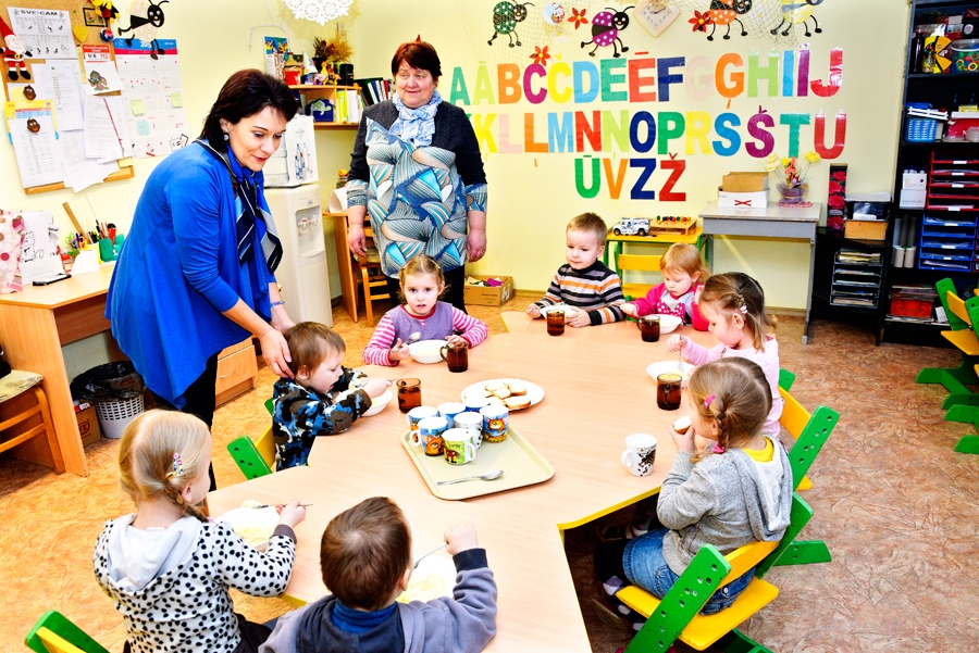 Imunitātes stiprināšanai un cīņai pret vīrusiem Mežotnes pamatskolā auklīte Sandra Haritone un audzinātāja Maira Biļūna brokastīs bērniem pasniedz ķiplokmaizītes.
Autors: Ivars Bogdanovs