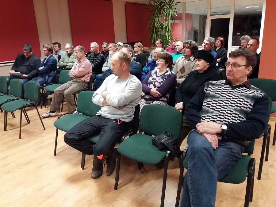 Strēlnieku kultūras centrā ceļu uzlabošanu apsprieda Mežotnes pagasta iedzīvotāji.
Autors: Antra Ērgle