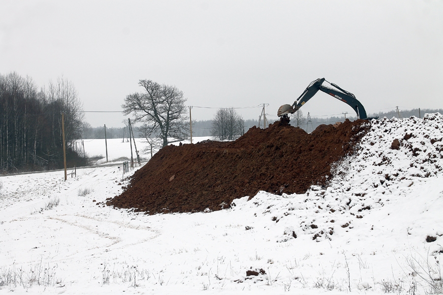 «Jušos» digestāta krātuvi patlaban ierīko ar trīs ekskavatoriem un buldozeru.
Topošā digestāta krātuve «Jušos» ir tieši blakus autoceļam uz Skaistkalni.
Autors: Uldis Varnevičs