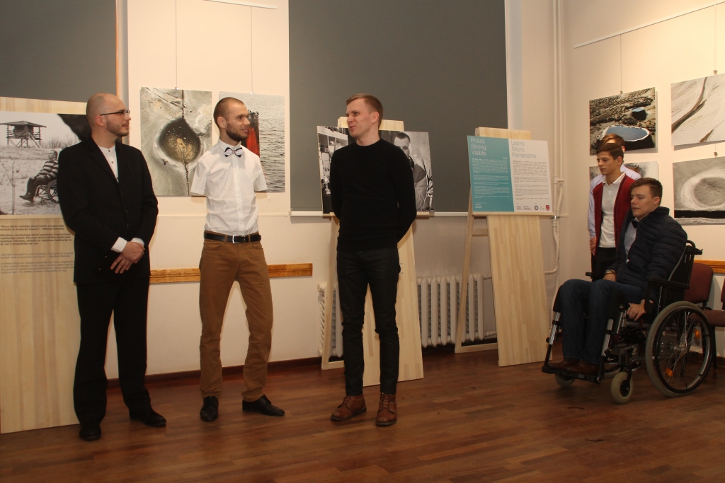 Gatis Caunītis (otrais no kreisās) un Kristaps Priede pastāstīja par 
izstādes idejas tapšanu.

Autors: Uldis Varnevičs