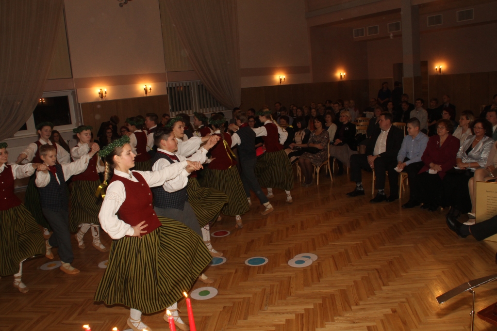 Bauskas Valsts ģimnāzijas absolventu vakara dalībniekus izklaidē tautas deju kolektīvs. Pirmajā rindā pa labi sēž Rācenāju ģimenes pārstāvji.


Autors: Uldis Varnevičs