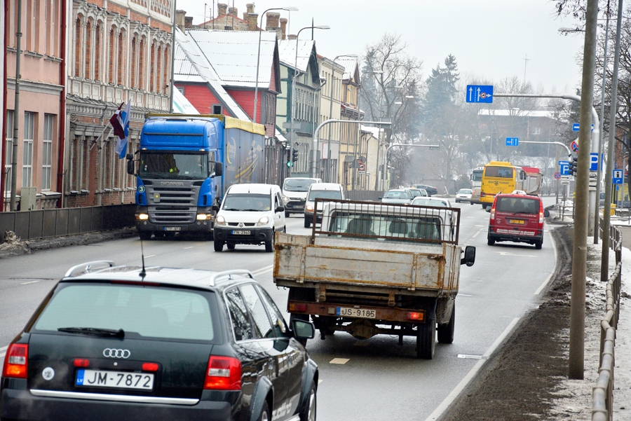 Diennaktī cauri Bauskai abos virzienos izbrauc vairāk nekā 20 tūkstoši automašīnu. 
Autors: Ivars Bogdanovs