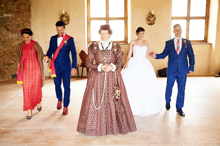 Ligita Asare (priekšplānā) vada seno deju nodarbību vedējiem un pārim, kas pērn Bauskas pilī svinēja kāzu piekto jubileju.
Autors: DZINTARS KRASTIŅŠ