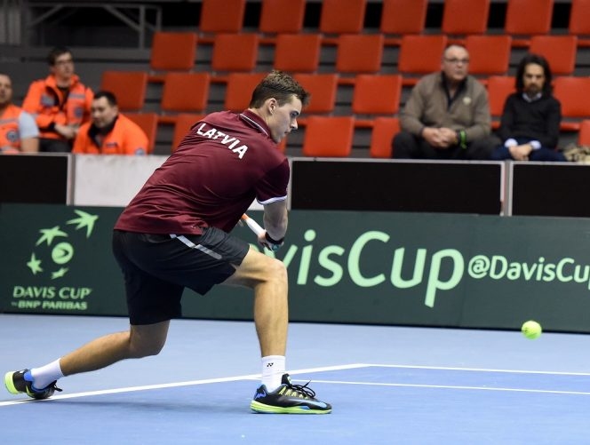 Latvijas tenisists Mārtiņa Podžus Deivisa kausa izcīņas spēlē pret Norvēģijas tenisa izlases spēlētāju Zemgales Olimpiskajā centrā.
Autors: la.lv