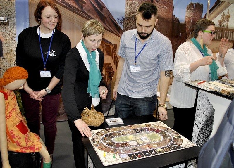 Bauskas tūrisma informācijas centra vadītāja Inese Turkupole-Zilpure kopā ar Bauskas motormuzeja darbinieku Rihardu Zviedri izstādes apmeklētājiem gatavojas stāstīt par Rundāles pils muzejā tapušo «Zosu spēli». 
Autors: Vilnis Auzāns