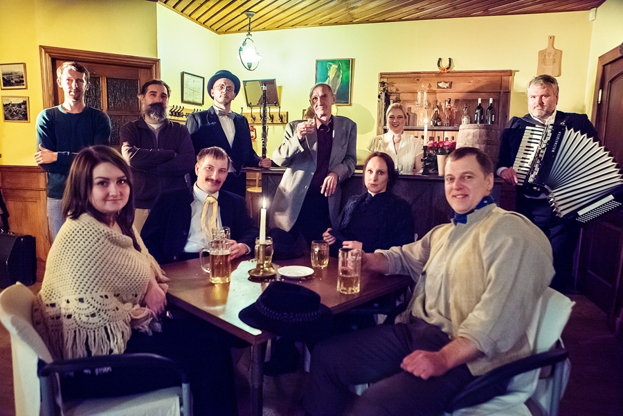 Krodziņa ainas aktieri un operatori: Artūrs Šlosbergs (otrajā rindā no kreisās), Dmitrijs Ščegoļevs, Jānis Dūmiņš, Edvīns Hegenbarts, Līga Milišuna, Mārtiņš Ruža, Guna Matveja (pirmajā rindā no kreisās), Uģis Donerblics, Līga Druviņa, Raitis Pavinkšnis. 
Autors: Artūrs Šlosbergs