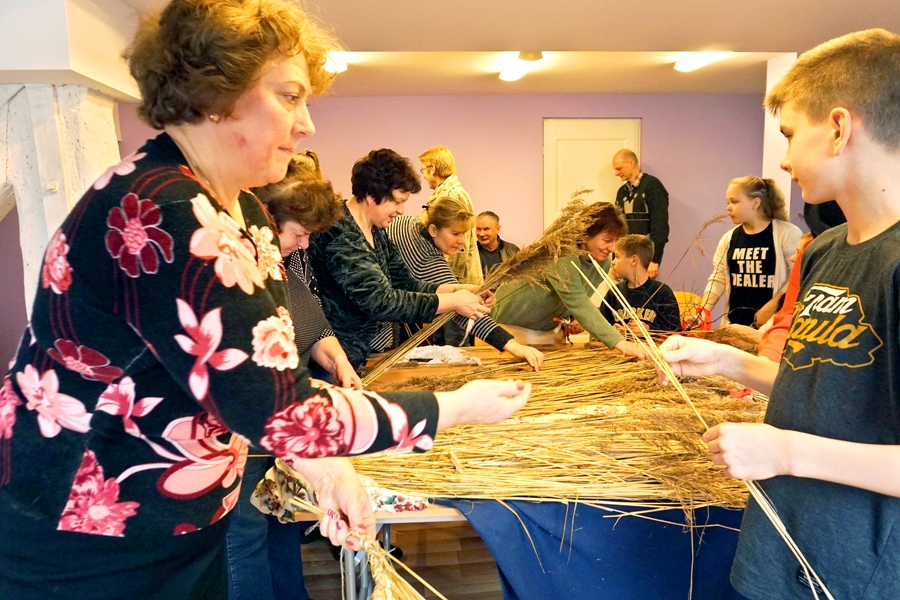 Stelpieši aizrautīgi darina budēļu cepures.
Autors: Dmitrijs Ščegoļevs