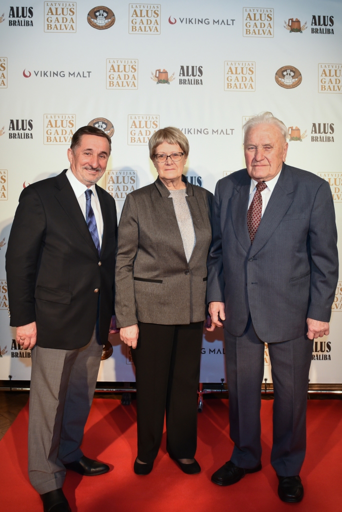 Apbalvojums «Par mūža ieguldījumu» tika pasniegts «Bauskas alus» galvenajai tehnoloģei Mārai Sirmajai. Par kolēģi priecājas SIA «Bauskas alus» valdes loceklis Vladimirs Barskovs (no kreisās) un alus meistars Kārlis Zālītis.
Autors: No albuma.