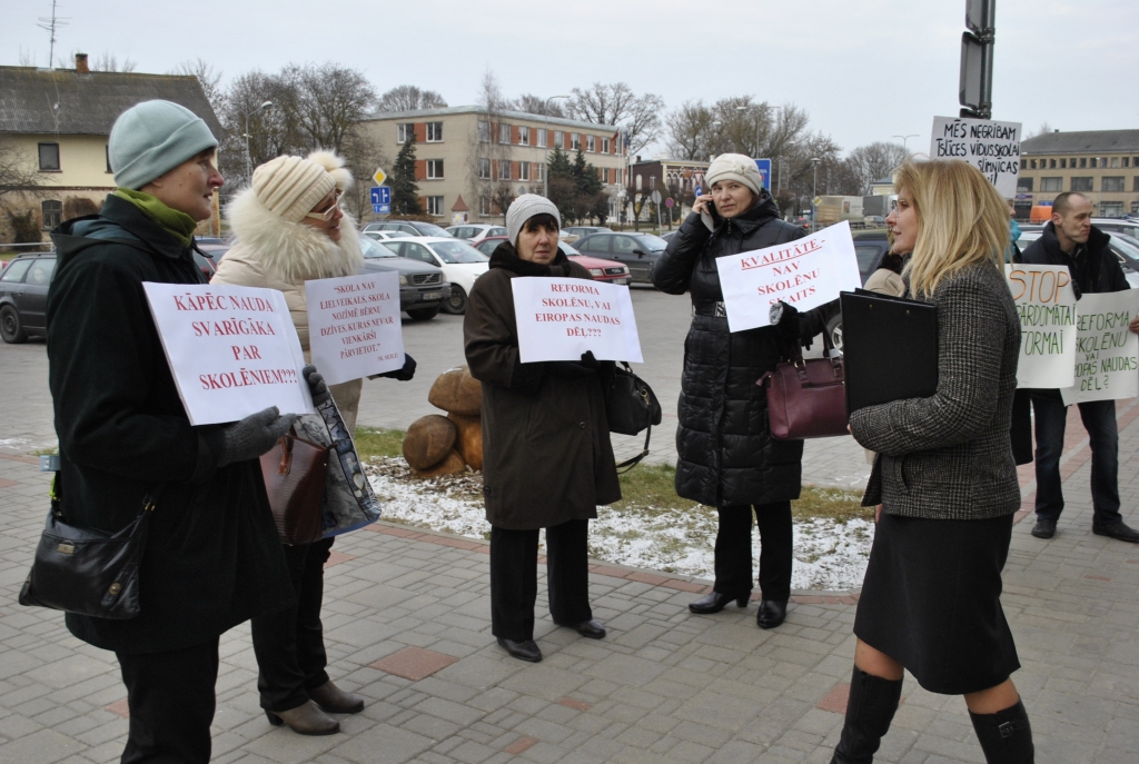  Īslīces vidusskolas vecāki, pedagogi un audzēkņi piketē pret vidusskolas pārveidošanu par pamatskolu 2015. gada novembrī.
Autors: Ivars Bogdanovs