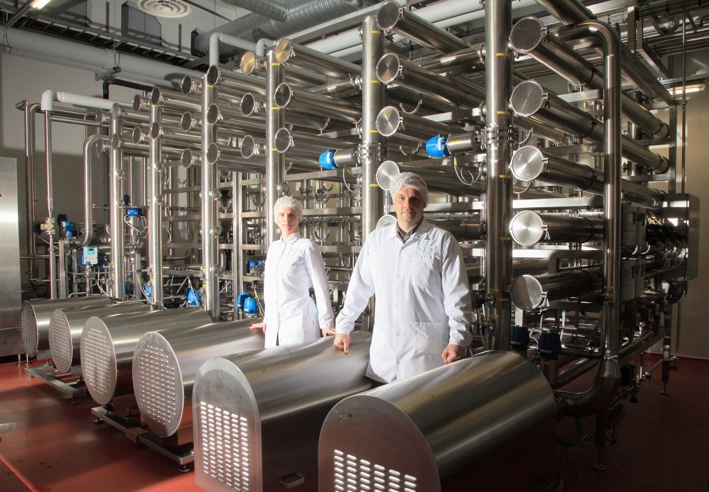 Ilona un Kaspars Kazāki pie ultrafiltrācijas iekārtas, ar kuru ražo dažādu veidu proteīnus.
Bauskā darbojas viena no modernākajām piena un sūkalu pārstrādes rūpnīcām Baltijā, kur SIA “Baltic Dairy Board” no piena atdala krējumu, proteīnu, laktozi un pāri paliek tikai ļoti tīrs ūdens. Uzņēmumā ražo netradicionālus un inovatīvus piena, sūkalu un laktozes produktus, piena un sūkalu proteīnus pārstrādājot pulverī.  Saražoto produkciju uzņēmums realizē Eiropas valstīs, piemēram, Nīderlandē, Polijā, Vācijā, Igaunijā, Lietuvā, Ungārijā, Bulgārijā un Grieķijā, kur ir liels pieprasījums pēc šīs produkcijas.
Autors: la.lv