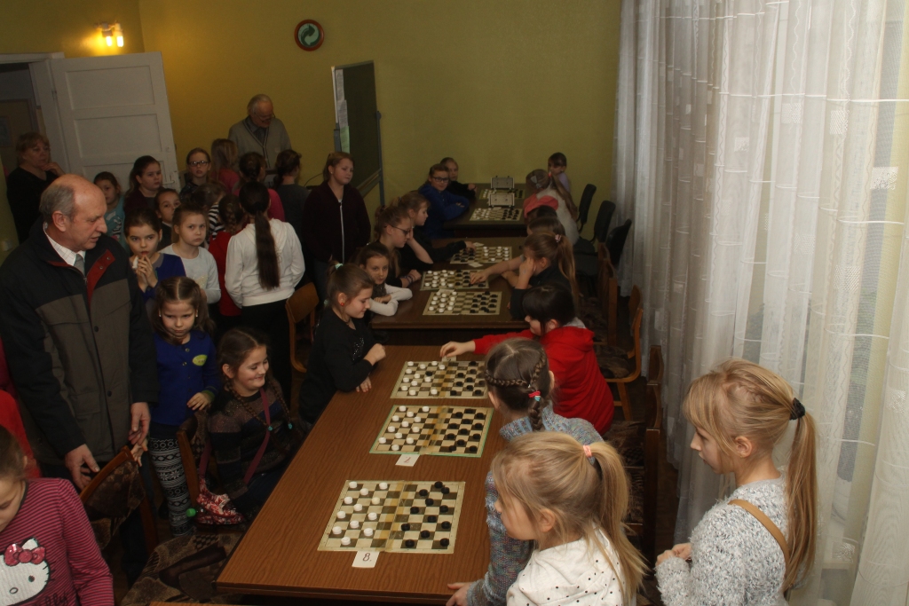 Uz dambretes sacīkstēm pulcējās kupls skaits dalībnieču. 
Autors: Uldis Varnevičs