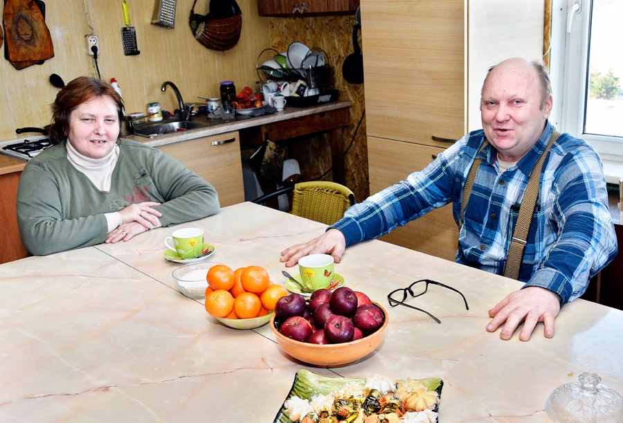 Jānis un sieva Sandra ciemiņus uzņem un svētku vakariņas ietur pie galda, uz kura parakstīti dokumenti par pirmā Jaunsaules kolhoza izveidi.
Autors: Ivars Bogdanovs