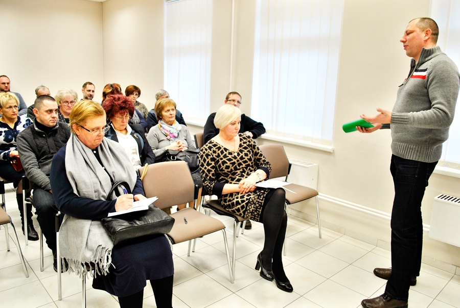 Ēriks Beitelis, Valsts probācijas dienesta Bauskas teritoriālās struktūrvienības vecākais speciālists, uzrunā pagastu pārvalžu un iestāžu vadītājus.
Autors: Vilnis Auzāns