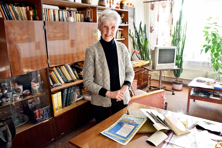 Laimdota Indāne, pārskatot bildes, secina, ka daudz būts arī ārpus Latvijas – pie Baikāla, Urālos, Kaukāzā un Murmanskā. 
Autors: Ivars Bogdanovs