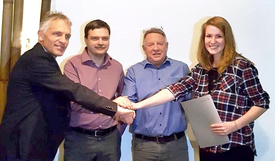 Alma Spangere (no labās) un citi projekta dalībnieki pēc līguma parakstīšanas.
Autors: no uzņēmuma albuma