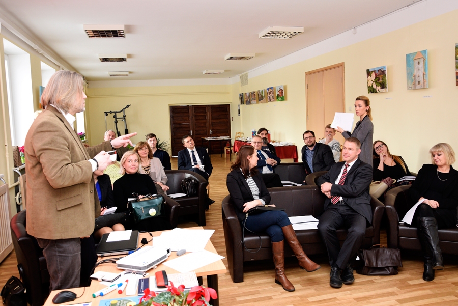 Jaunos un topošos uzņēmējus, kā arī citus lektorus un pašvaldību pārstāvjus praktiskā nodarbībā «Kas tavu darbu padara par elli?» iesaista Aleksis Daume.
Autors: Ivars Bogdanovs