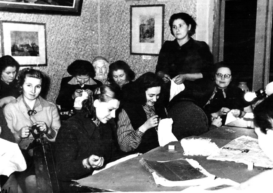 1957. gads. Bauskas muzeja lietišķās mākslas pulciņa dalībnieces nodarbībā.
Autors: no Bauskas muzeja krājuma