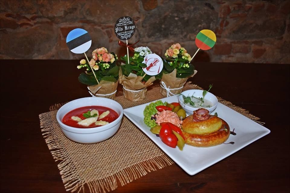 Bauskas patriotiskā kafejnīcu nedēļa sāksies ceturtdien, 16. februārī. Tieši šajā datumā pirms 99 gadiem dibināta Lietuvas Republika. Akcija beigsies 26. februārī, divas dienas pēc Igaunijas Republikas neatkarības pasludināšanas svētkiem.
Autors: www.visit.bauska.lv