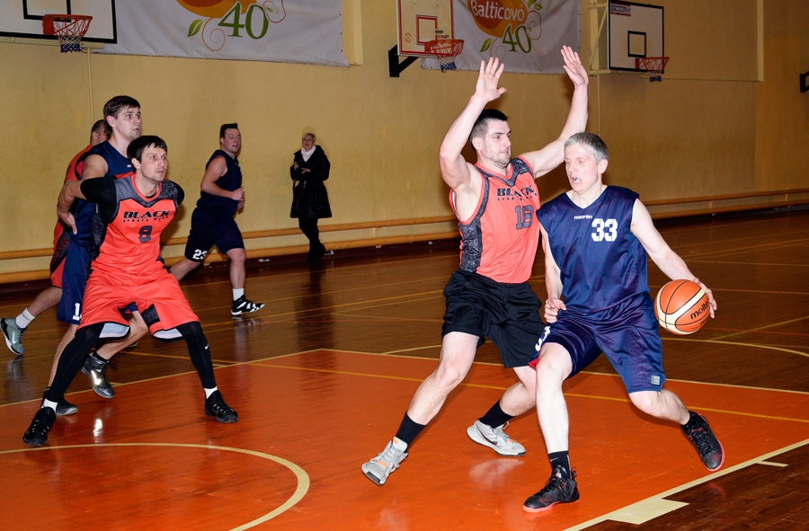 «Blacksports» (gaišajos tērpos) Iecavas novada 22. atklātā basketbola čempionāta finālā pārspēja «Ozolu 15», uzvarot šajās divās spēlēs un arī visā turnīrā.
Autors: Ivars Bogdanovs