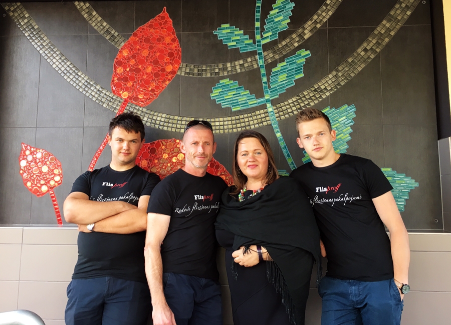 SIA «Flisproff» izveidojusi flīžu mozaīku uz Vecumnieku novada Mūzikas un mākslas skolas sienas. Attēlā Vēveru ģimene – Otomārs (no kreisās), Gatis, Maija un Dāvis. «Gatis Vēveris pagājušo ziemas sezonu bija un arī pašlaik atrodas Japānā, Nagasaki, flīzē uz kuģa «AIDA Perla» SPA zonu. Pagājušajā gadā strādāja uz kuģa «AIDA Prima». Otomārs Vēveris pagājušajā sezonā kopā ar tēvu  flīzēja uz kuģa «AIDA Prima». Abi dēli šogad mācās augstskolā,» stāsta M. Vēvere. 
Autors: no M. Vēveres albuma.