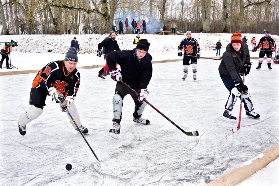 Mareks Matuzonis (ar ripu) «Bauskas Red Wings» komandas sastāvā Svitenes atklātā hokeja čempionāta uzvarētāju kausu virs galvas cēla jau ceturto reizi.
Autors: Ivars Bogdanovs