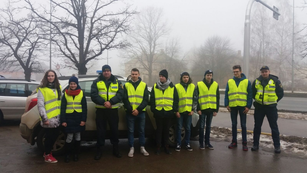 Skolēni kopā ar policistiem devušies reidā pa pilsētu.
Autors: No albuma.