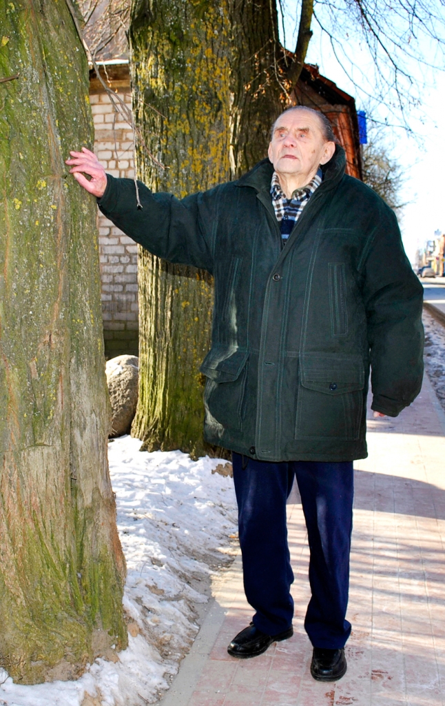 Augusts Irbinskis vēl pērn brauca ar velosipēdu. Šogad jaudas vairs nepietiekot. Tagad viņš labprāt pastaigā pa pilsētu kājām.
Autors: Artūrs Dulbe