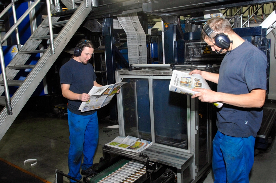 SIA «Bauskas Dzīve» vērsusies tiesā pret Iecavas pašvaldību, lai tā izbeigtu savā izdevumā pieņemt un publicēt komercreklāmu un sludinājumus, tādējādi nodarot reālus zaudējumus avīzei «Bauskas Dzīve» nelīdzvērtīgā konkurencē (domes izdevums tiek dotēts no nodokļu maksātāju naudas, privātais laikraksts nekādas dotācijas nesaņem).
Autors: no «Bauskas Dzīves» arhīva