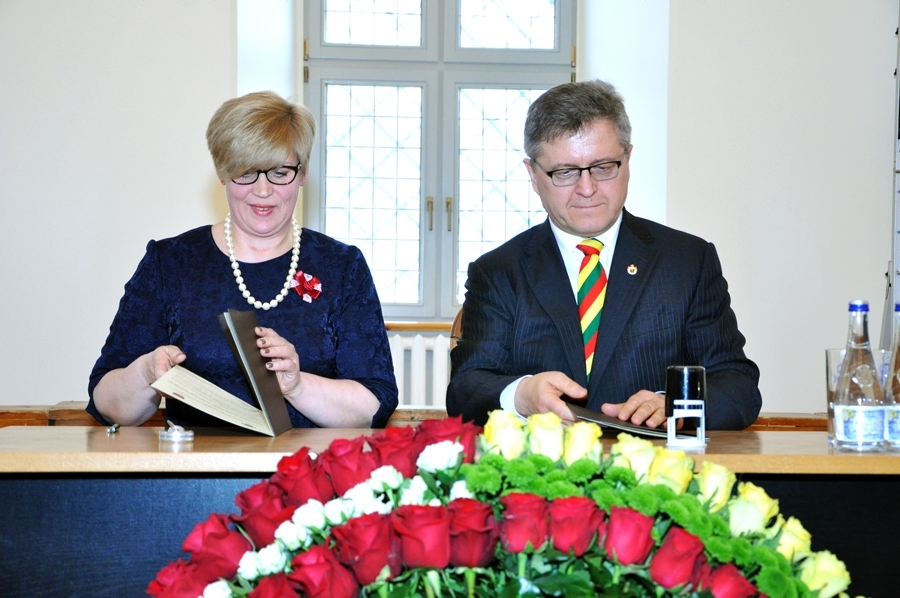 Sadraudzības līgumu parakstījuši Vecumnieku pašvaldības vadītāja Aiga Saldābola un Biržu rajona mērs Valdemārs Valķūns.
Autors: Žanna Zālīte