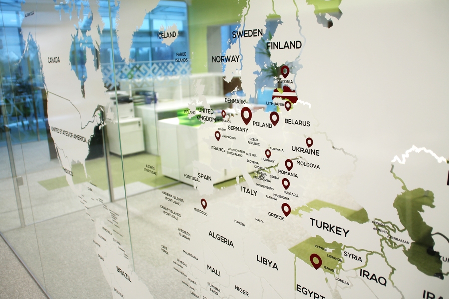 SIA «Baltic Dairy Board» birojā esošajā kartē atzīmētas valstis, uz kurām uzņēmums ved produkciju. Drīz to pulkam varētu pievienoties Amerikas Savienotās Valstis. 
Autors: Uldis Varnevičs