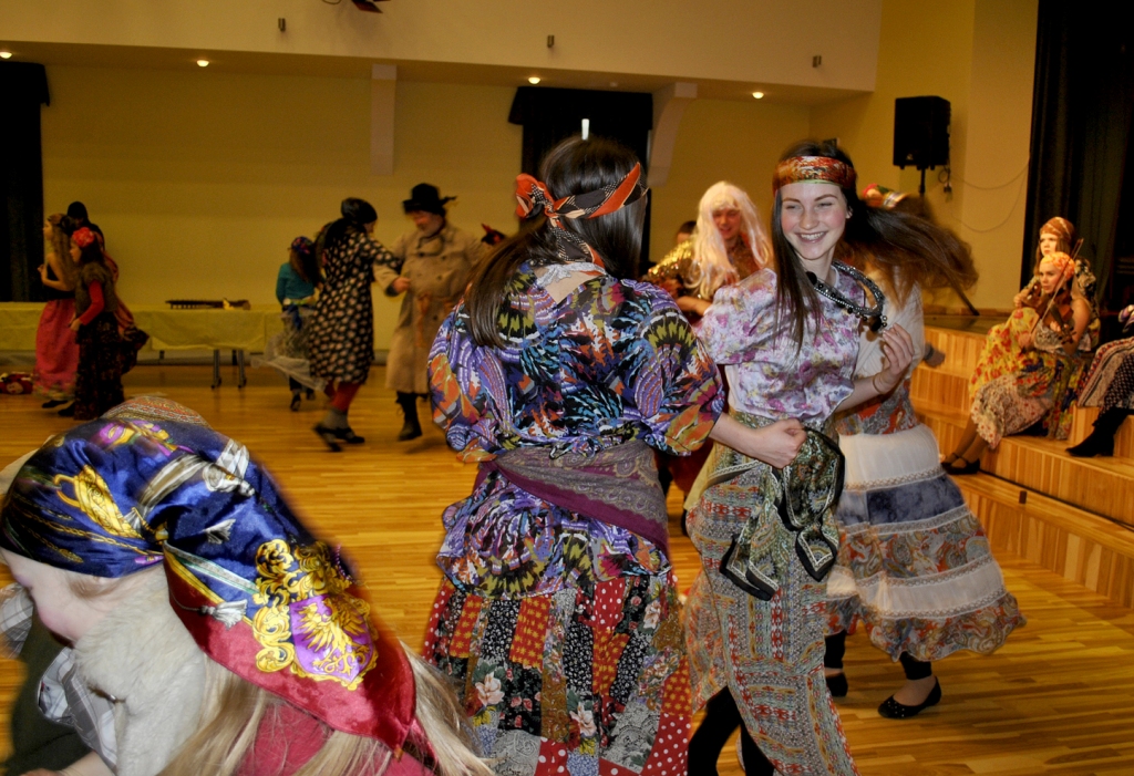 Muzikanti spēlē, Meteņa bērni danco. 
Autors: Vilnis Auzāns