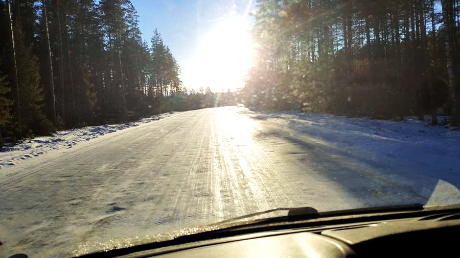 Pagājušās nedēļas sākumā grantsceļus klāja ledus, par izbraukšanu atbildīgi tikai šoferi.
Autors: Dairis Sailem