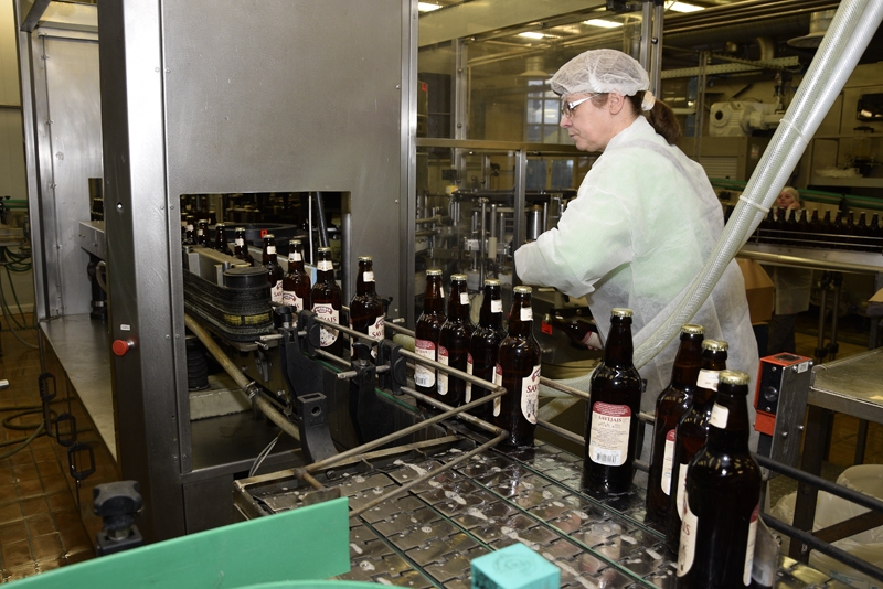 Pirmdiena, 20. februāris. Ražotnē «Bauskas alus» sākas jaunā alus «Savējais» pildīšana. Līnijas darbu pieskata strādniece Ausma Liepa. 
Autors: Ivars Bogdanovs