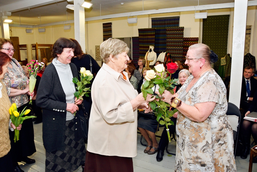 Studijas ilggadējo dalībnieci Ināru Zalstrupu (no labās) sveic Valērija Liepa.
Autors: Ivars Bogdanovs